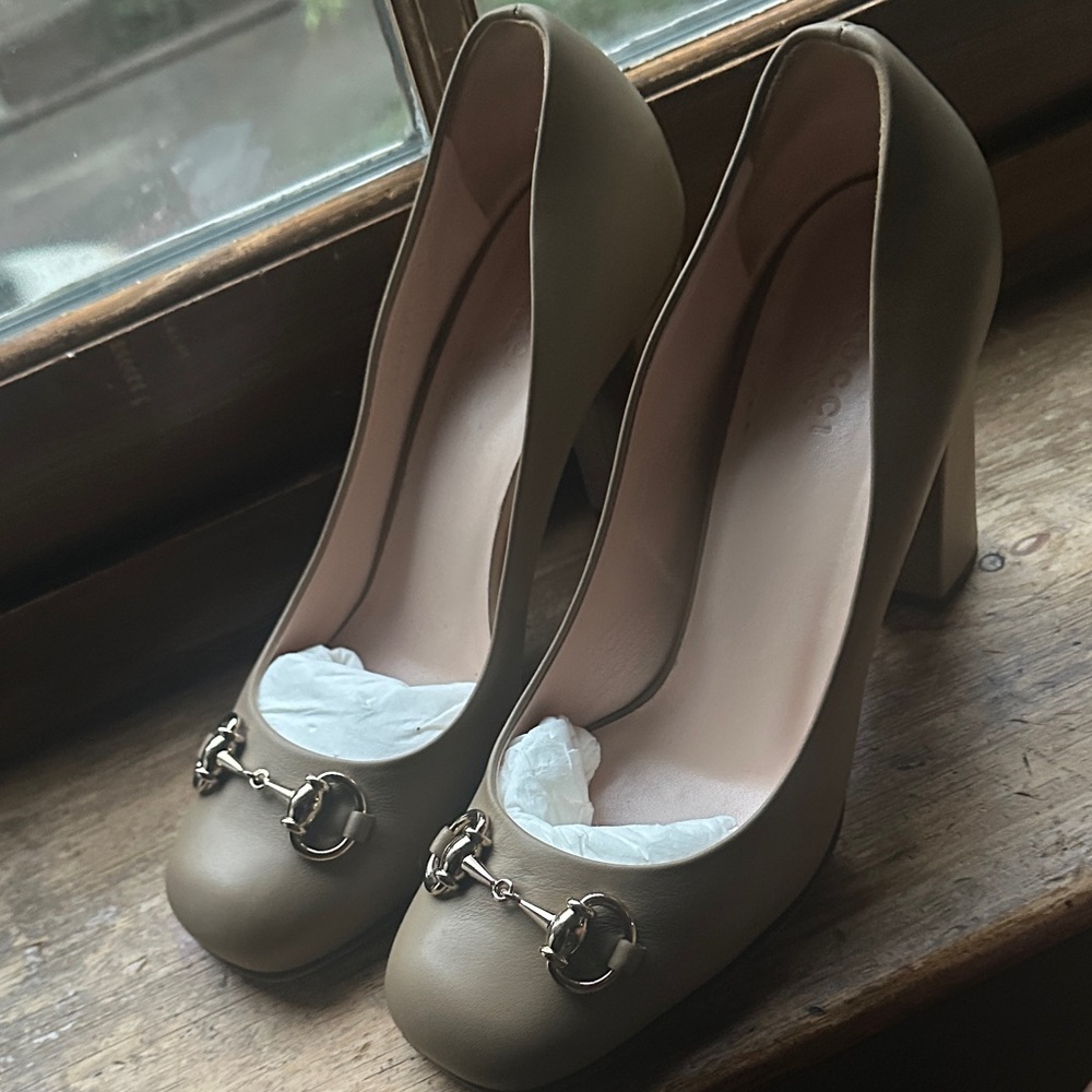 Gucci Like new tan horsebit pumps